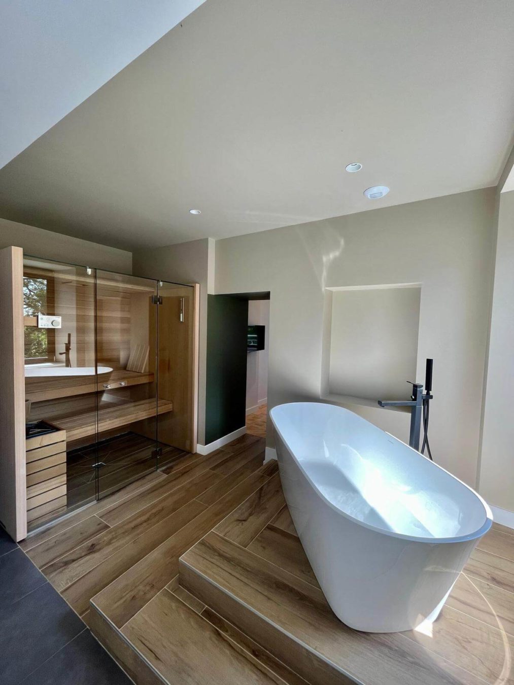 Appartement - Le BIche - Salle de bain avec baignoire, douche et sauna privatif