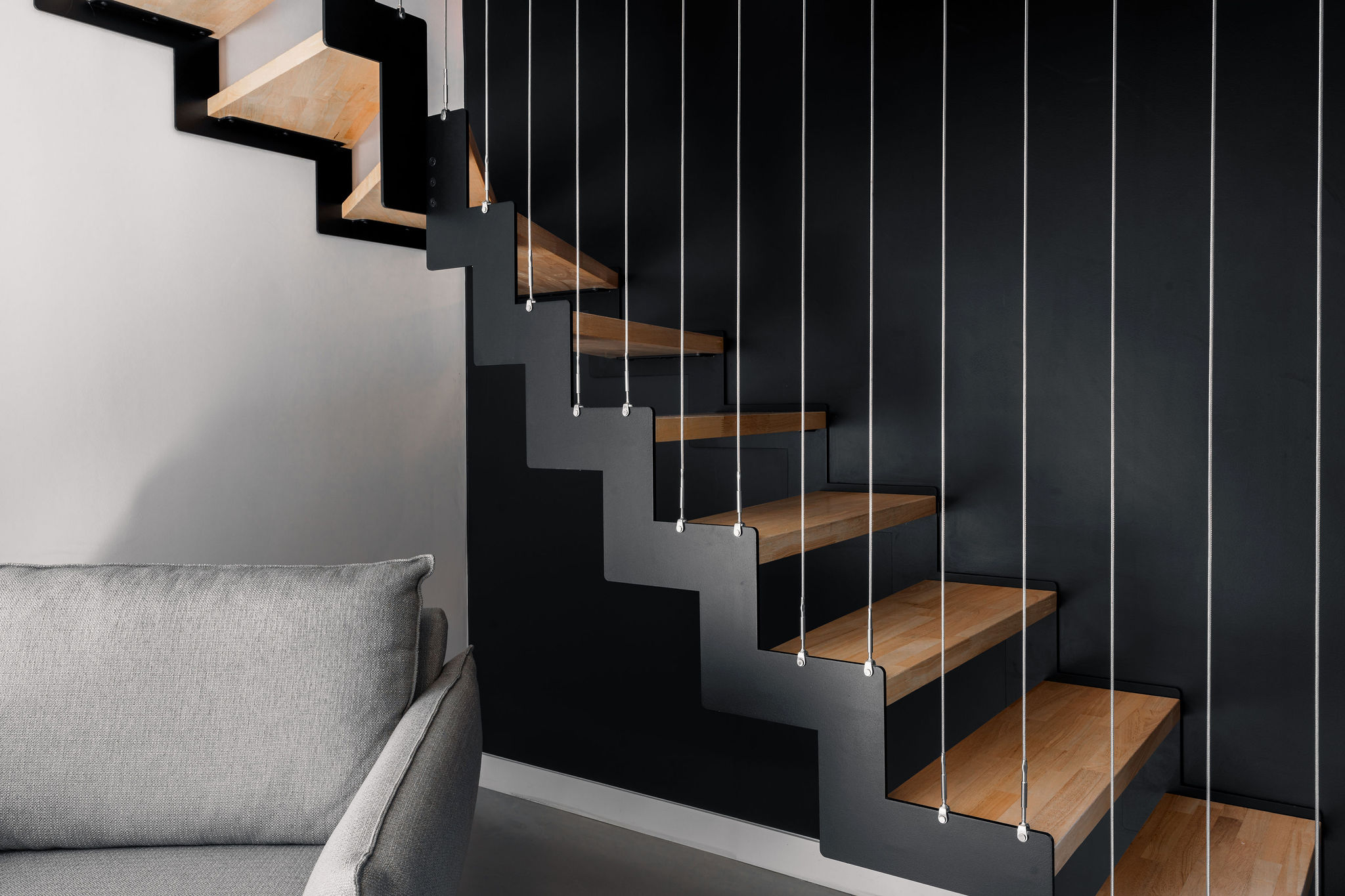 Salon contemporain du logement Le Recouvrance, logement de standing au Domaine de Stang Bihan à Concarneau, avec mobilier design, vue sur la mer, accès à une piscine chauffée, à la côte et au chemin côtier.