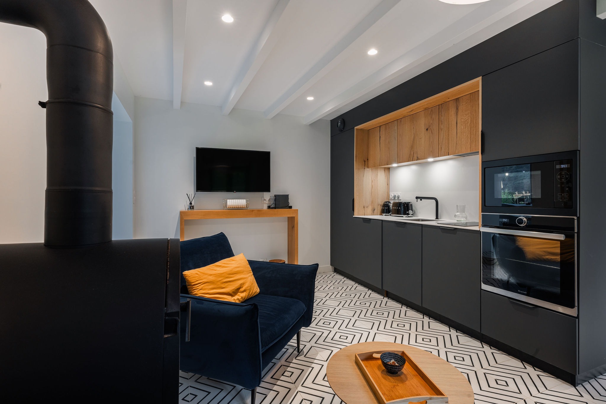 Cuisine design du logement le Sant C’hireg au Domaine de Stang Bihan, avec équipements haut de gamme et mobilier moderne