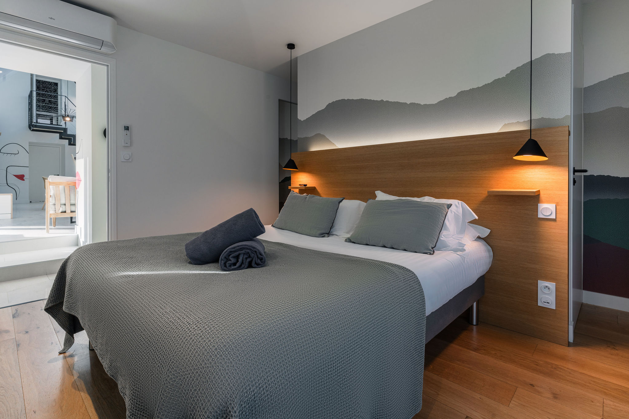 Chambre double moderne et lumineuse au rez-de-chaussée du gîte L’Étoile du Roy avec lit king-size et toilettes privatives