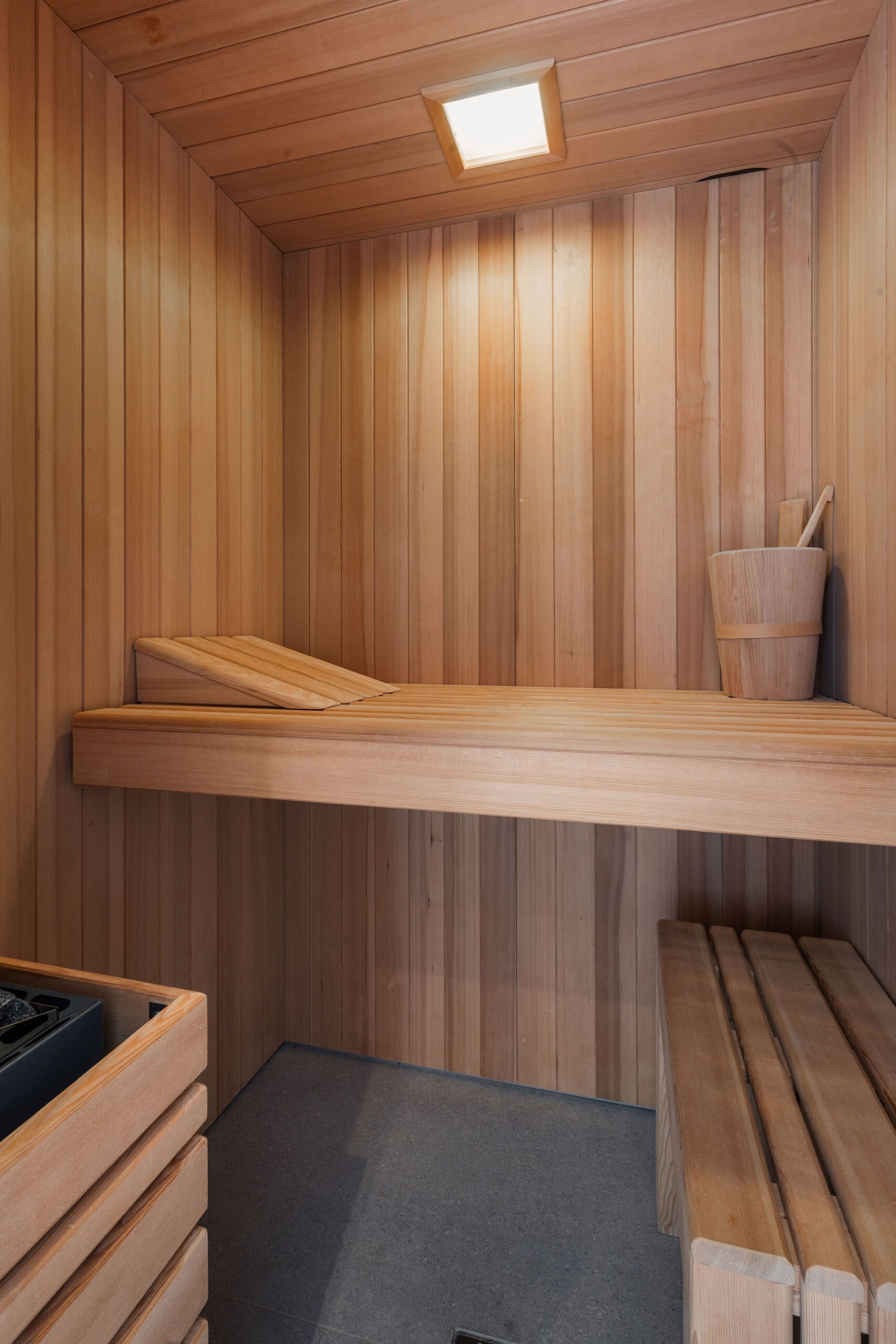 Sauna privatif en bois clair situé dans la salle de bain de l’appartement La Fée de l’Aulne au Domaine de Stang Bihan, à Concarneau