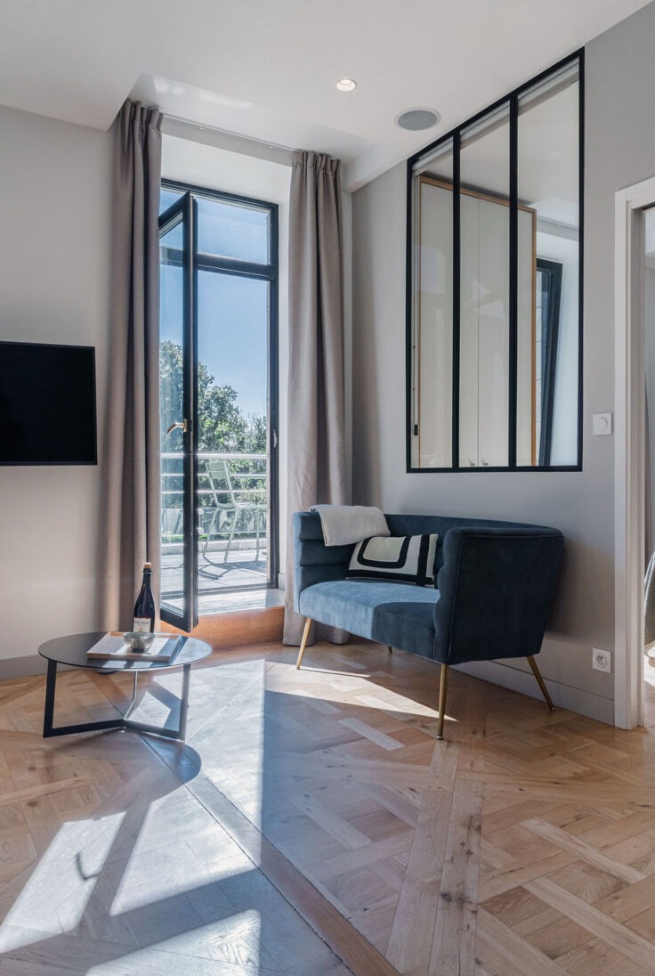 Salon lumineux avec fauteuils design, accès terrasse vue mer et chambre attenante – Appartement Le Biche, Domaine de Stang Bihan à Concarneau